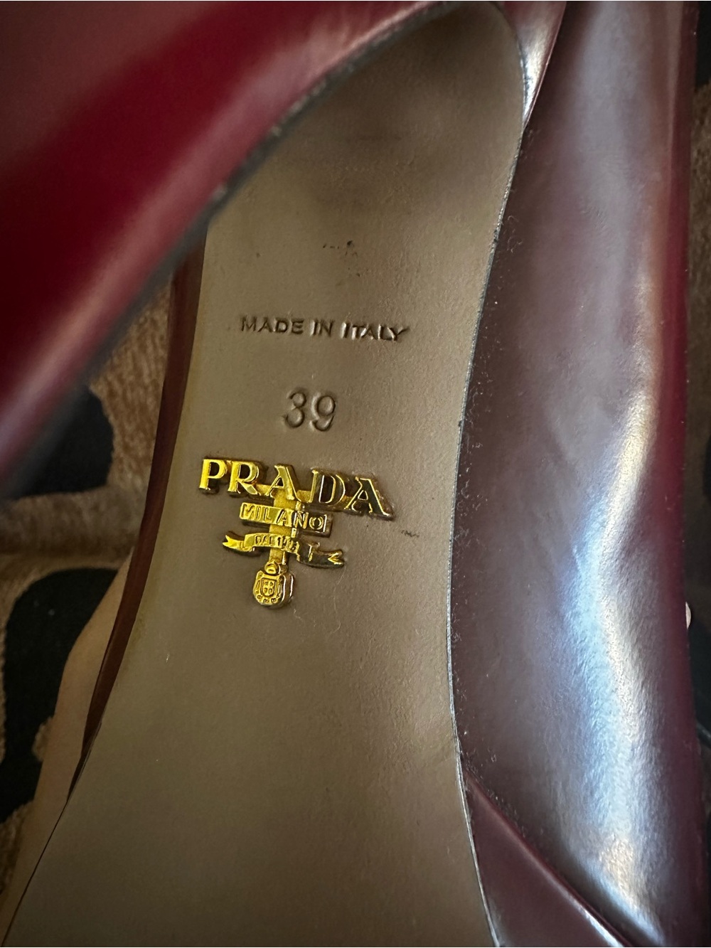 PRADA VINTAGE Burgundy Leather Oxford heels with Gold Logo - Picture 3 of 16